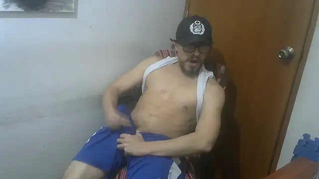 Snapshot of GuivernoStud chatting on 09.10.25 GuivernoStud online show from 09.10.25