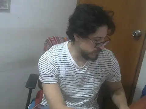 Snapshot of GuivernoStud chatting on 09.11.25 GuivernoStud online show from 09.11.25