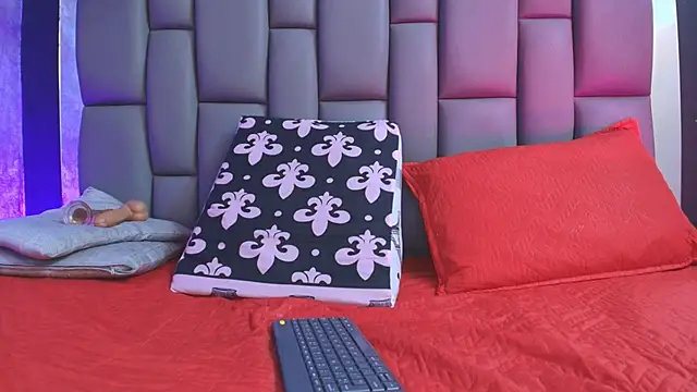 Snapshot of kissme_luna chatting on 09.12.25 kissme luna online show from 09.12.25