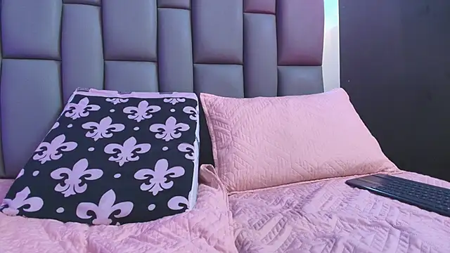 Snapshot of kissme_luna chatting on 09.16.25 kissme luna online show from 09.16.25