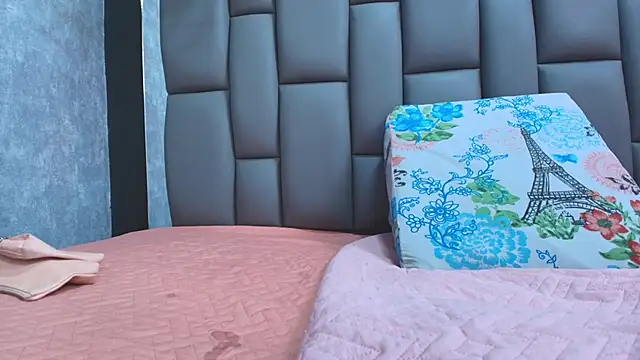 Snapshot of kissme_luna chatting on 09.18.25 kissme luna online show from 09.18.25