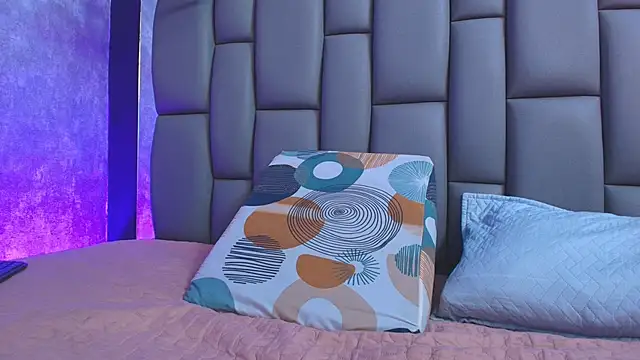 Snapshot of kissme_luna chatting on 09.19.25 kissme luna online show from 09.19.25