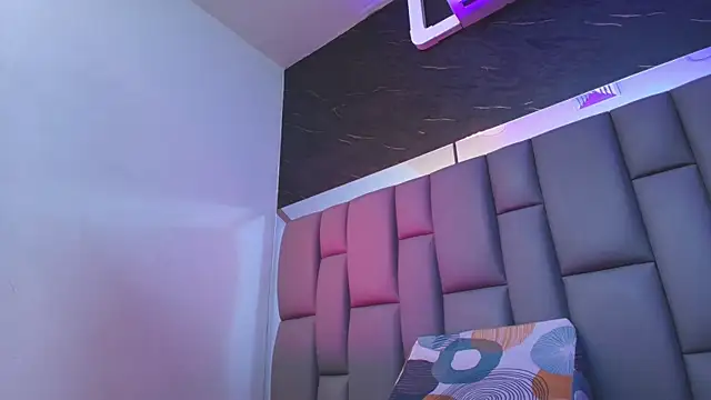 Snapshot of kissme_luna chatting on 09.30.25 kissme luna online show from 09.30.25