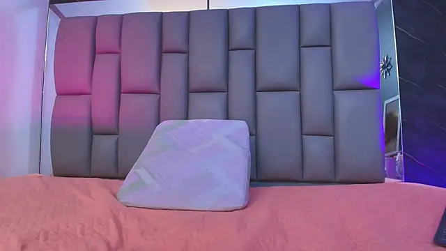 Snapshot of kissme_luna chatting on 10.18.25 kissme luna online show from 10.18.25