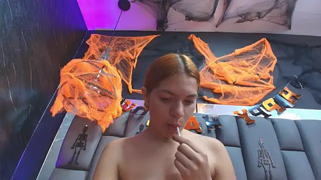 Snapshot of kissme_luna chatting on 10.28.25 kissme luna online show from 10.28.25