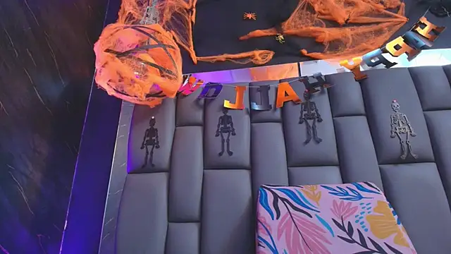 Snapshot of kissme_luna chatting on 10.29.25 kissme luna online show from 10.29.25