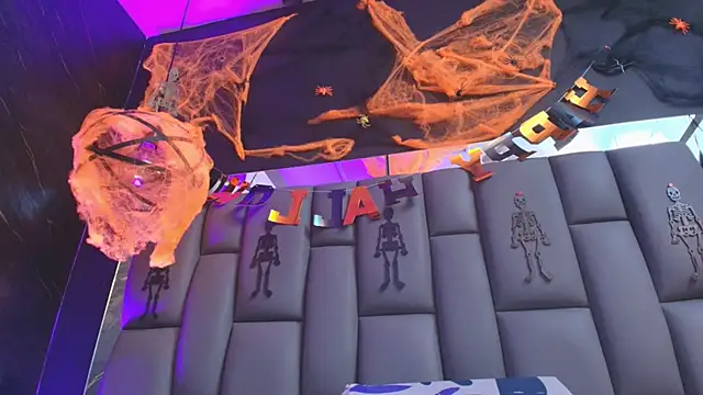 Snapshot of kissme_luna chatting on 10.31.25 kissme luna online show from 10.31.25