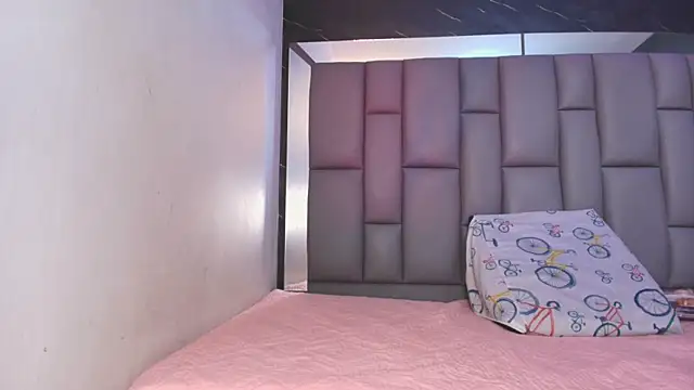 Snapshot of kissme_luna chatting on 11.18.25 kissme luna online show from 11.18.25