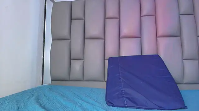 Snapshot of kissme_luna chatting on 11.19.25 kissme luna online show from 11.19.25