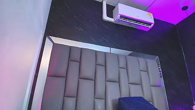 Snapshot of kissme_luna chatting on 11.21.25 kissme luna online show from 11.21.25