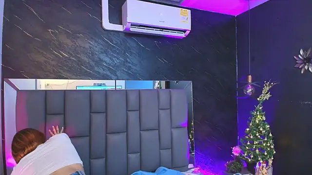 Snapshot of kissme_luna chatting on 11.27.25 kissme luna online show from 11.27.25