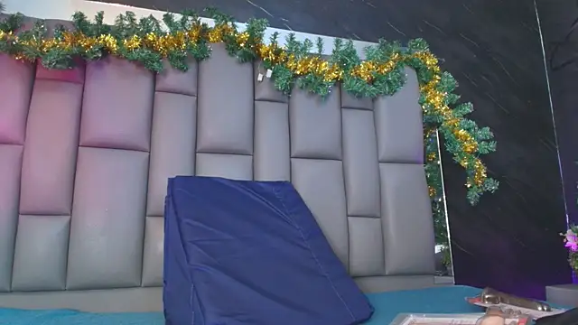 Snapshot of kissme_luna chatting on 12.01.25 kissme luna online show from 12.01.25