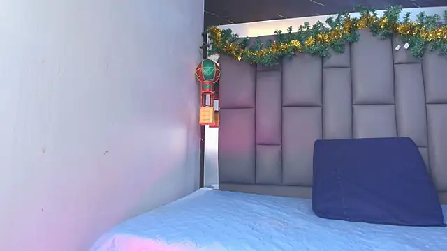 Snapshot of kissme_luna chatting on 12.02.25 kissme luna online show from 12.02.25