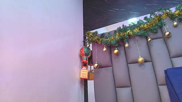 Snapshot of kissme_luna chatting on 12.15.25 kissme luna online show from 12.15.25