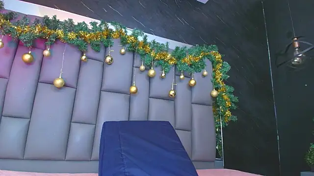 Snapshot of kissme_luna chatting on 12.18.25 kissme luna online show from 12.18.25