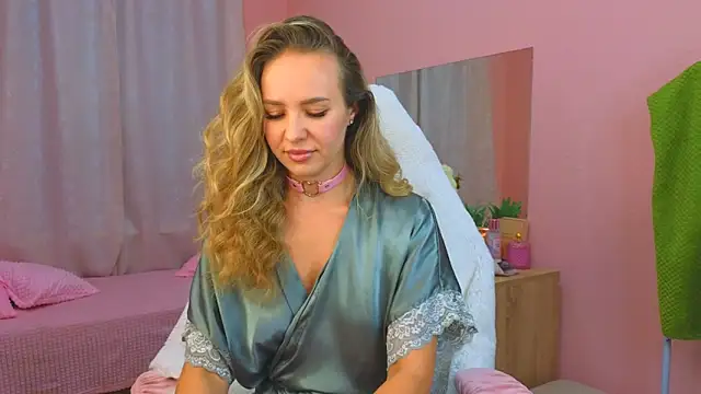 Hloya Mei online show from 10.08.25