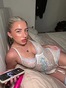 Snapshot of BlondeBetty chatting on 02.22.26 BlondeBetty online show from 02.22.26