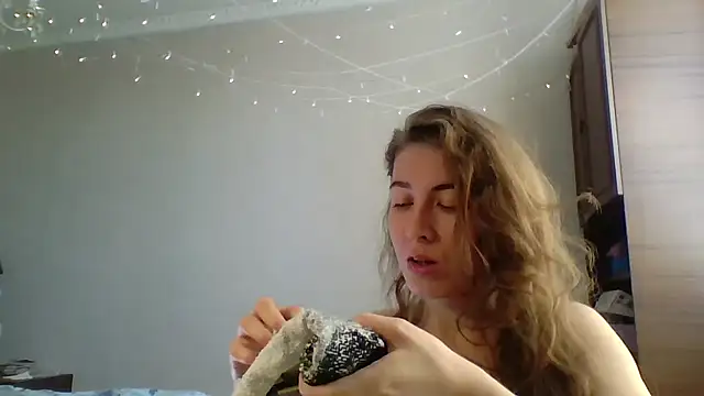 Snapshot of Mireeina chatting on 07.13.26 Mireeina online show from 07.13.26