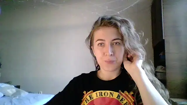 Snapshot of Mireeina chatting on 07.19.26 Mireeina online show from 07.19.26