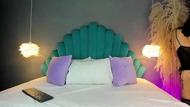 LunaBloomn online show from 10.24.25