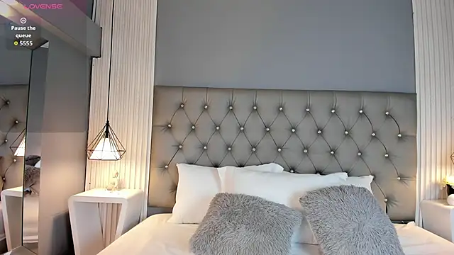 LunaBloomn online show from 11.08.25