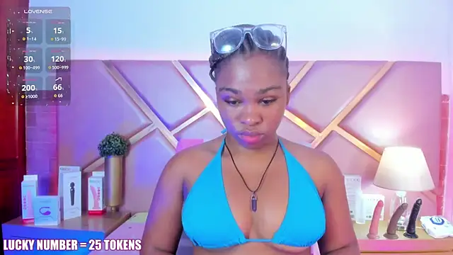 Snapshot of SophieSinclair chatting on 03.03.26 SophieSinclair online show from 03.03.26