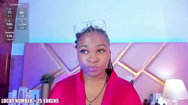 Snapshot of SophieSinclair chatting on 03.05.26 SophieSinclair online show from 03.05.26