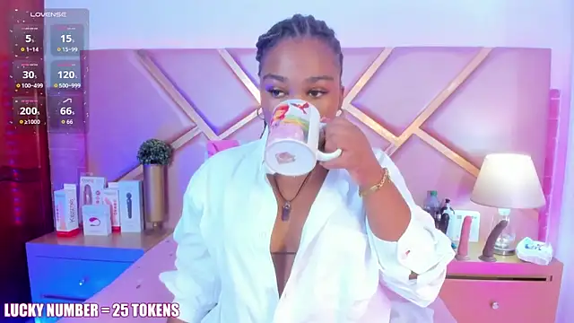 Snapshot of SophieSinclair chatting on 03.07.26 SophieSinclair online show from 03.07.26