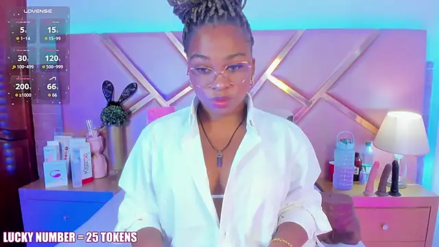 Snapshot of SophieSinclair chatting on 03.28.26 SophieSinclair online show from 03.28.26