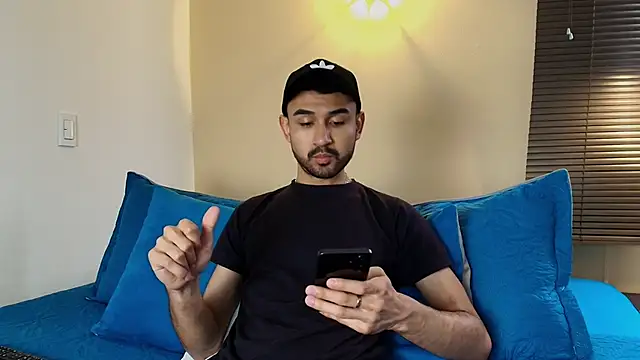 Snapshot of Axel_Moon_S chatting on 10.14.25 Axel Moon S online show from 10.14.25