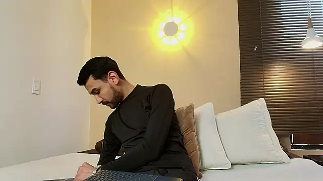 Snapshot of Axel_Moon_S chatting on 10.21.25 Axel Moon S online show from 10.21.25