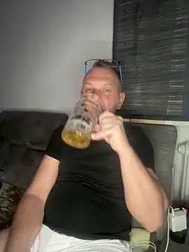 Snapshot of niezlomny75 chatting on 09.17.25 niezlomny75 online show from 09.17.25