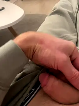 Milike 93 online show from 10.17.25