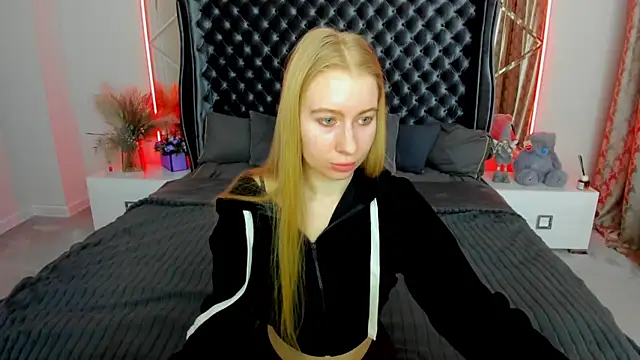 Snapshot of Alina_Blonde chatting on 04.18.26 Alina Blonde online show from 04.18.26