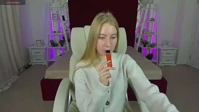Snapshot of Alina_Blonde chatting on 04.23.26 Alina Blonde online show from 04.23.26