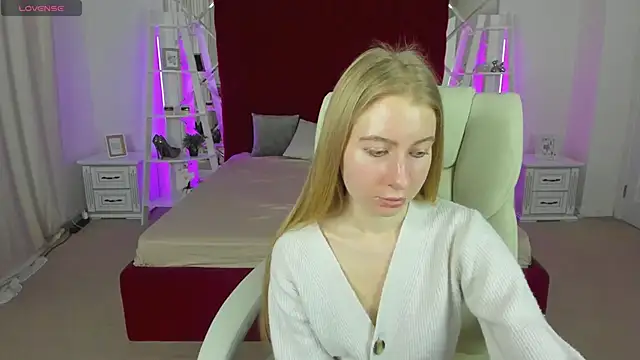 Snapshot of Alina_Blonde chatting on 04.23.26 Alina Blonde online show from 04.23.26