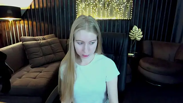 Snapshot of Alina_Blonde chatting on 05.03.26 Alina Blonde online show from 05.03.26