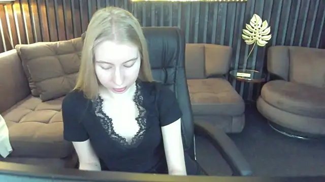 Snapshot of Alina_Blonde chatting on 05.05.26 Alina Blonde online show from 05.05.26