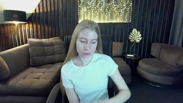 Snapshot of Alina_Blonde chatting on 05.10.26 Alina Blonde online show from 05.10.26