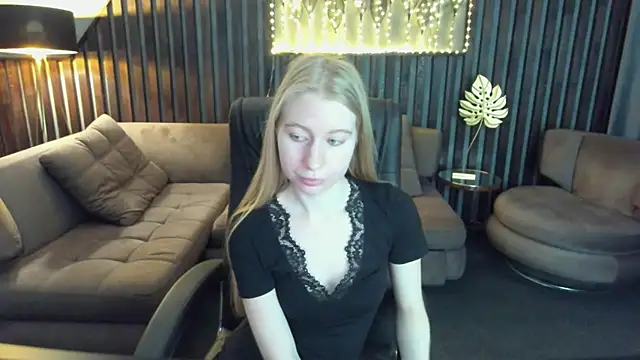 Snapshot of Alina_Blonde chatting on 05.11.26 Alina Blonde online show from 05.11.26