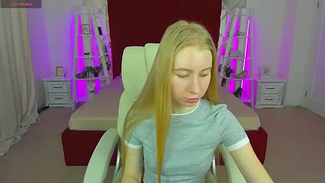 Snapshot of Alina_Blonde chatting on 05.14.26 Alina Blonde online show from 05.14.26