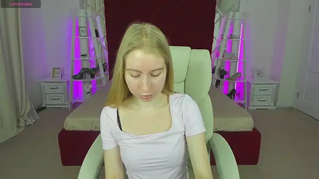 Snapshot of Alina_Blonde chatting on 05.17.26 Alina Blonde online show from 05.17.26
