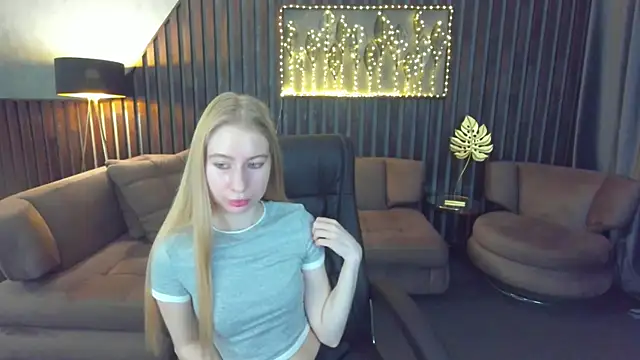 Snapshot of Alina_Blonde chatting on 05.23.26 Alina Blonde online show from 05.23.26