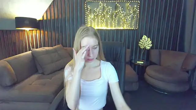 Snapshot of Alina_Blonde chatting on 05.24.26 Alina Blonde online show from 05.24.26