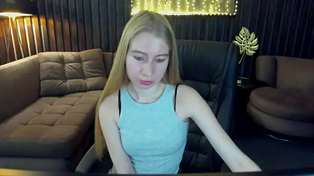 Snapshot of Alina_Blonde chatting on 06.06.26 Alina Blonde online show from 06.06.26