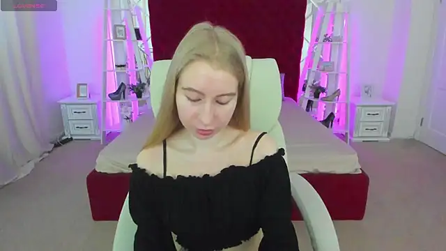 Snapshot of Alina_Blonde chatting on 06.07.26 Alina Blonde online show from 06.07.26
