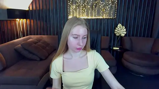 Snapshot of Alina_Blonde chatting on 06.11.26 Alina Blonde online show from 06.11.26