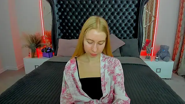 Snapshot of Alina_Blonde chatting on 06.13.26 Alina Blonde online show from 06.13.26