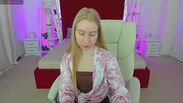 Snapshot of Alina_Blonde chatting on 06.14.26 Alina Blonde online show from 06.14.26