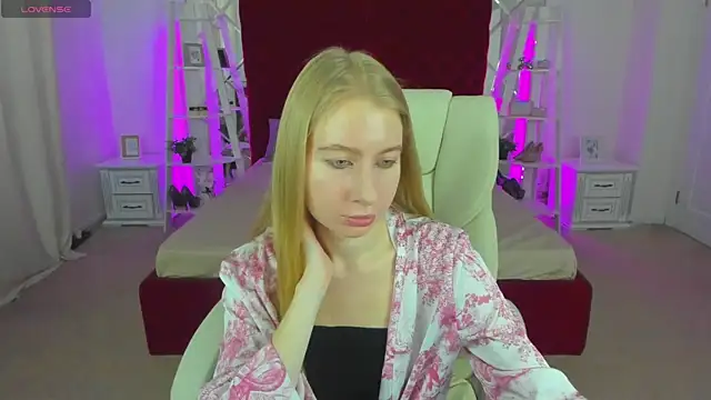Snapshot of Alina_Blonde chatting on 06.16.26 Alina Blonde online show from 06.16.26